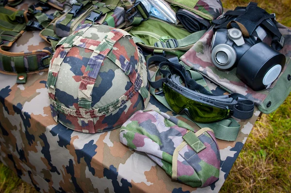 Équipement militaire de base avec casque, lunettes et masque à gaz — Photo