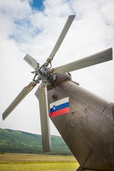 Achterste bladen van helikopter met Sloveense vlag op staart — Stockfoto