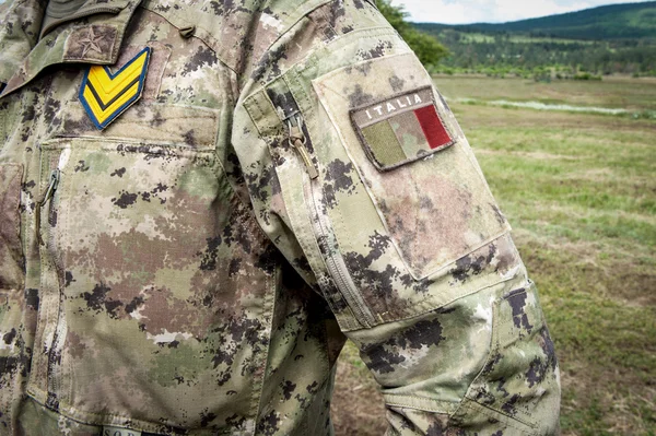 Fechar o uniforme do soldado italiano, bandeira e patente — Fotografia de Stock