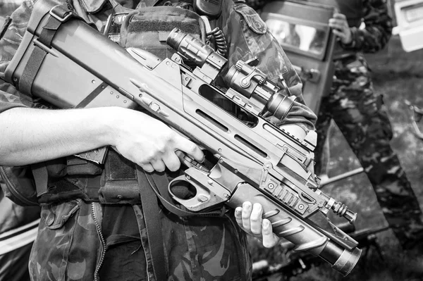 Soldier holding a machine gun in standing position — Stock Photo, Image