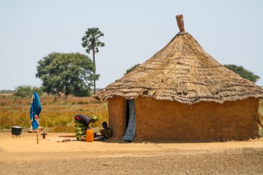 Anne ve Senegal, Afrika evlerinin önünde dother
