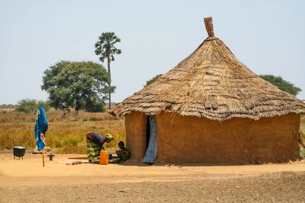 Mother and dother in front of their house in Senegal, Africa — Stock Photo, Image