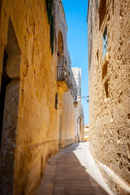 h yüksek taş duvarlı mdina, malta, tipik dar sokak