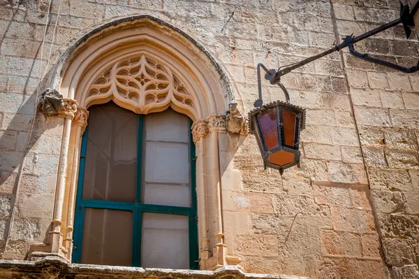 Medivial architectured window with old light in Mdina, Malta. — Stock Photo, Image