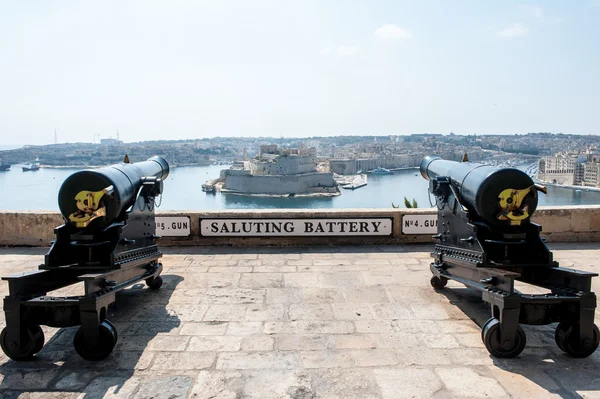 Deux canons dans la batterie de salutation sur le château de La Valette, Malte — Photo