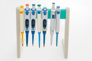 Beyaz arka plan üzerinde renkli tıbbi Pipetler