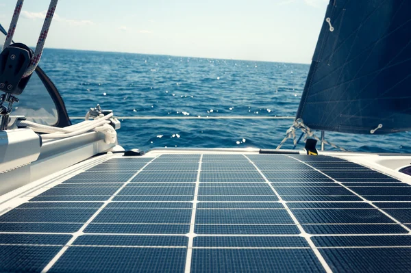 Células solares em um barco à vela Fotografia De Stock
