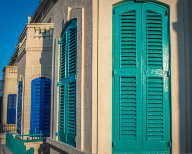 Turkuaz ve mavi ahşap kapı Panjur