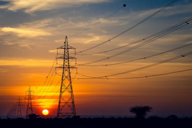 iletim elektrik hattı yeşil Eko enerji günbatımı kavram