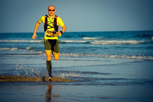 Il corridore italiano Ivan Zufferli corre al traguardo della maratona di estrema resistenza Transomania 2014 — Foto Stock