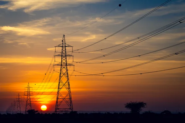 iletim elektrik hattı yeşil Eko enerji günbatımı kavram