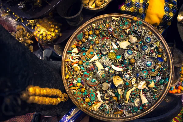 Šperky a stříbrné tabatěrky, poklad, souk trhu ve městě Maskat — Stock fotografie