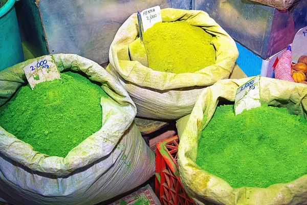 Gröna henna pulver i väskor, på souk marknaden i muscat — Stockfoto