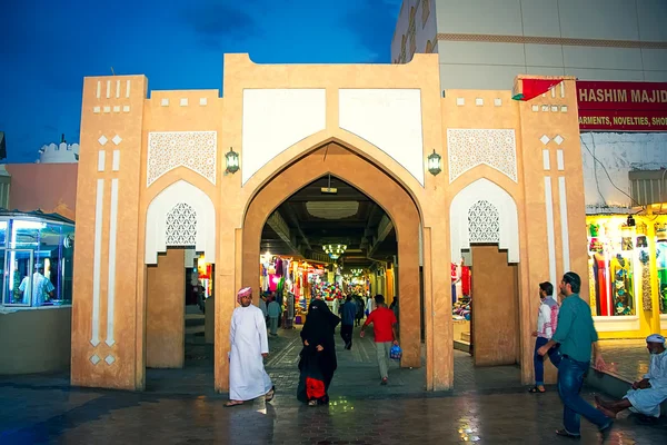 Unidentified people in front of the entrance into the souk market in Muscat — Stock Photo, Image