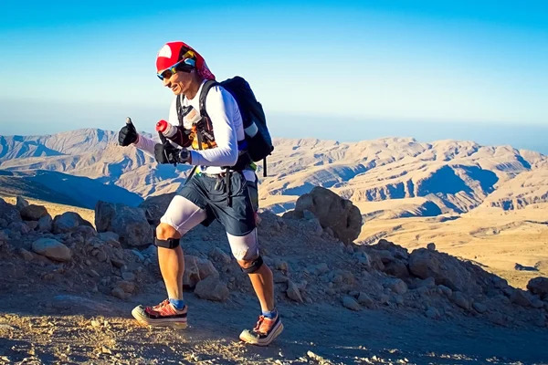 Neidentifikovaný běžec běží v horách poblíž qalhat na extrémní maratón — Stock fotografie