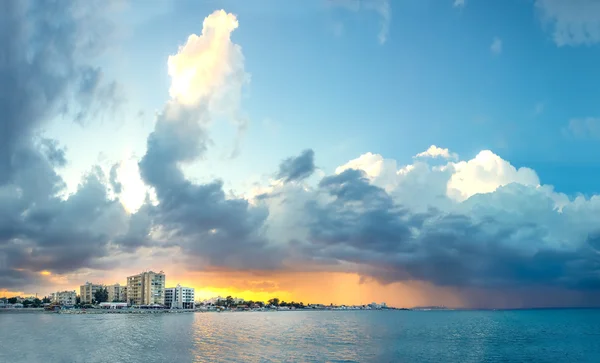 Cielo tormentoso sobre Larnaca — Foto de Stock