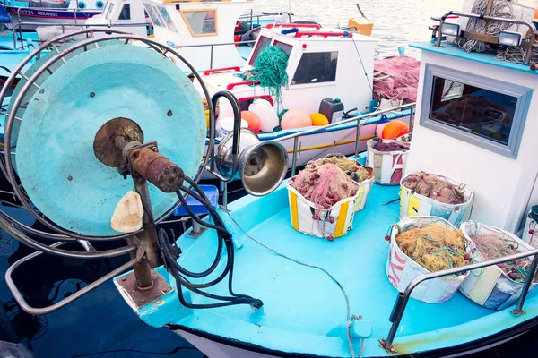 Barco de pesca en el puerto de Larnaca — Foto de Stock