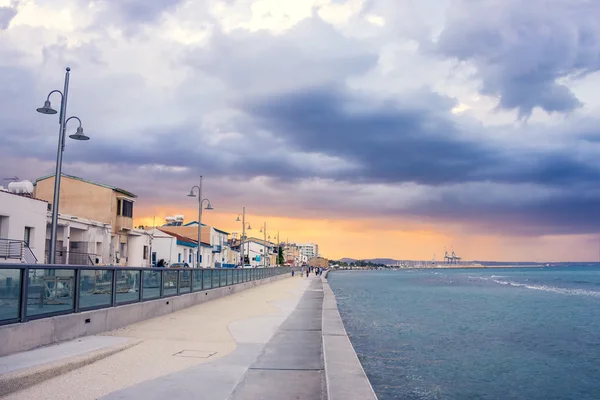 Larnaca strandpromenad innan regnet — Stockfoto