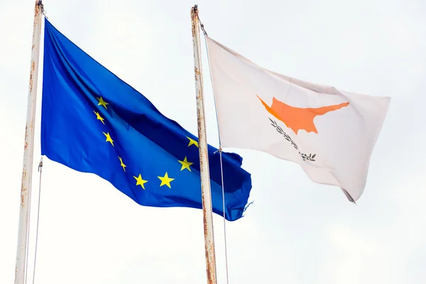 Zerrissene EU-Flagge und schwenkende Zypern-Flagge — Stockfoto