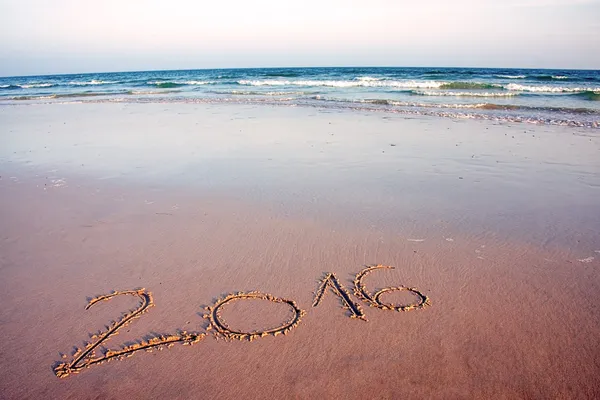 2016 skriven i sand på tropical beach — Stockfoto