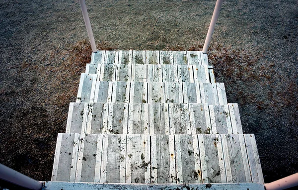 Escaleras de madera desiertas rotas apuntando hacia el suelo —  Fotos de Stock