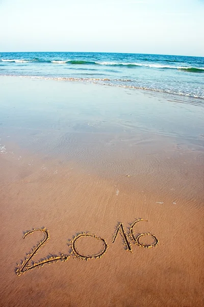 2016 escrito em areia na praia tropical — Fotografia de Stock