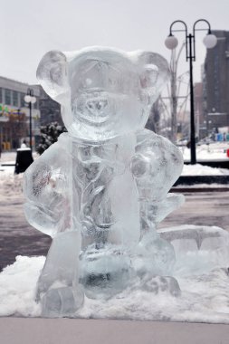 Şehirde bir kutup ayısı figürü. Buz figürlerinin sergilenmesi.