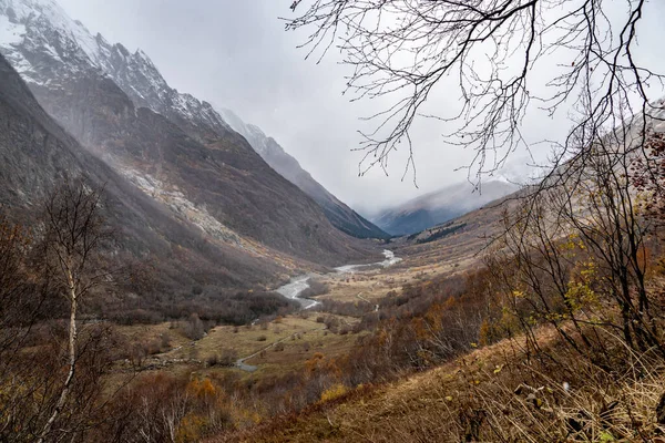 Walk Dombai Ulgen Mountain Gorge Karachay Cherkessia October Cloudy Day — Stock Photo, Image
