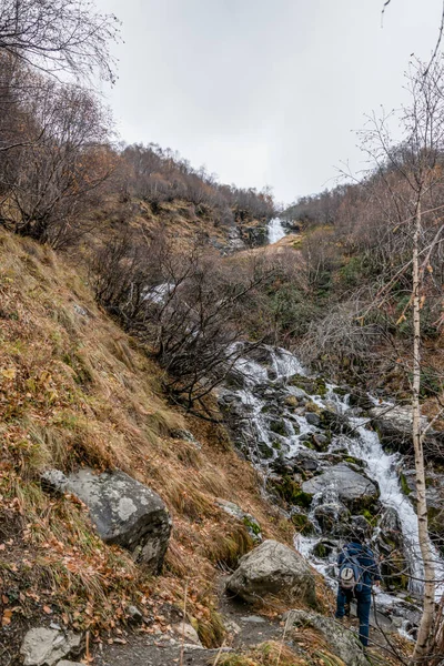 Een Wandeling Langs Dombai Ulgen Bergkloof Karachay Cherkessia Een Bewolkte — Stockfoto