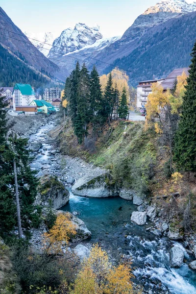 Walk Tourist Village High Mountains Autumn Cloudy Day — Stock Photo, Image