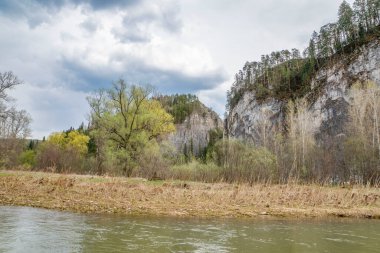 Mayıs ayında Ural Dağları arasında Bashkir Nehri Zilim 'de katamaran raftingi