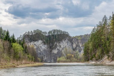 Mayıs ayında Ural Dağları arasında Bashkir Nehri Zilim 'de katamaran raftingi