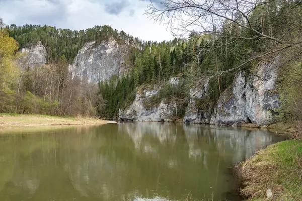 Mayıs ayında Ural Dağları arasında Bashkir Nehri Zilim 'de katamaran raftingi
