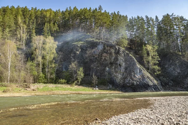 Mayıs ayında Ural Dağları arasında Bashkir Nehri Zilim 'de katamaran raftingi