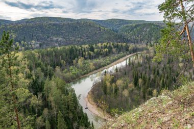 Bashkortostan Cumhuriyeti 'ndeki Ural Dağları' nın Mambet kayalıklarının tepesinde, 150 metre yükseklikte.