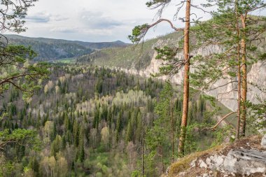 Bashkortostan Cumhuriyeti 'ndeki Ural Dağları' nın Mambet kayalıklarının tepesinde, 150 metre yükseklikte.
