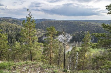 Bashkortostan Cumhuriyeti 'ndeki Ural Dağları' nın Mambet kayalıklarının tepesinde, 150 metre yükseklikte.