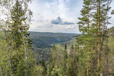 Bashkortostan Cumhuriyeti 'ndeki Ural Dağları' nın Mambet kayalıklarının tepesinde, 150 metre yükseklikte.