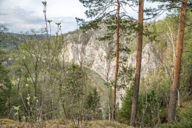 Bashkortostan Cumhuriyeti 'ndeki Ural Dağları' nın Mambet kayalıklarının tepesinde, 150 metre yükseklikte.