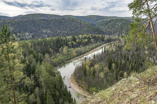 Bashkortostan Cumhuriyeti 'ndeki Ural Dağları' nın Mambet kayalıklarının tepesinde, 150 metre yükseklikte.