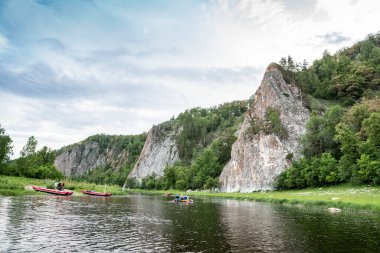 İlk yaz ayında eski Ural Dağları arasında Bashkir Belaya Nehri 'nde rafting