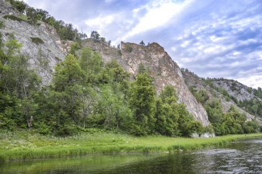 İlk yaz ayında eski Ural Dağları arasında Bashkir Belaya Nehri 'nde rafting