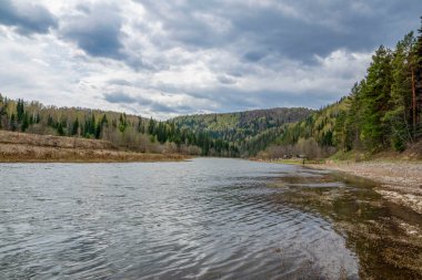Mayıs 'ta Güney Urallar' da Bashkir Nehri 'nde katamaran raftingi