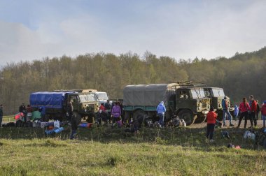 Mayıs 'ta Güney Urallar' da Bashkir Nehri 'nde katamaran raftingi