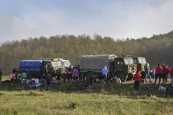 Mayıs 'ta Güney Urallar' da Bashkir Nehri 'nde katamaran raftingi