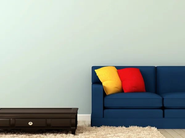 Sofa biru dengan bantal berwarna-warni dan meja kopi — Stok Foto