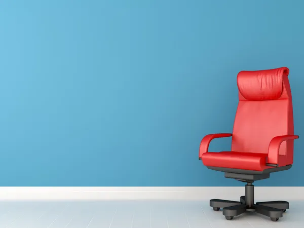 Rode stoel tegen blauwe muur — Stockfoto