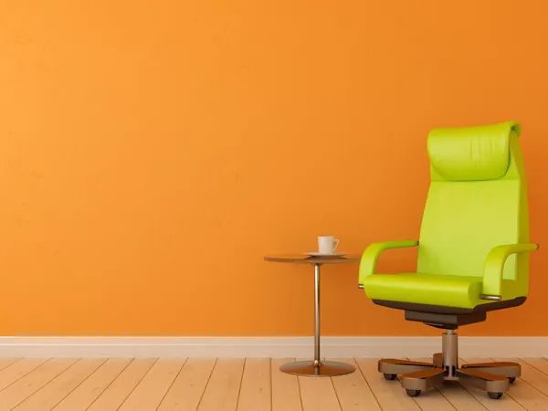 Зелений стілець проти помаранчевої стіни — стокове фото