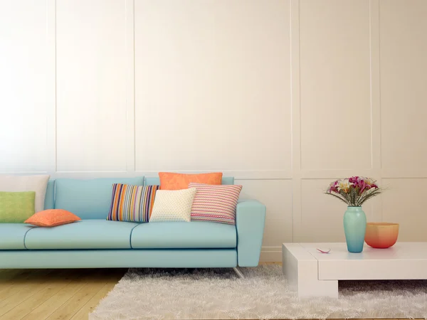 Blaues Sofa mit bunten Kissen und weißem Couchtisch — Stockfoto