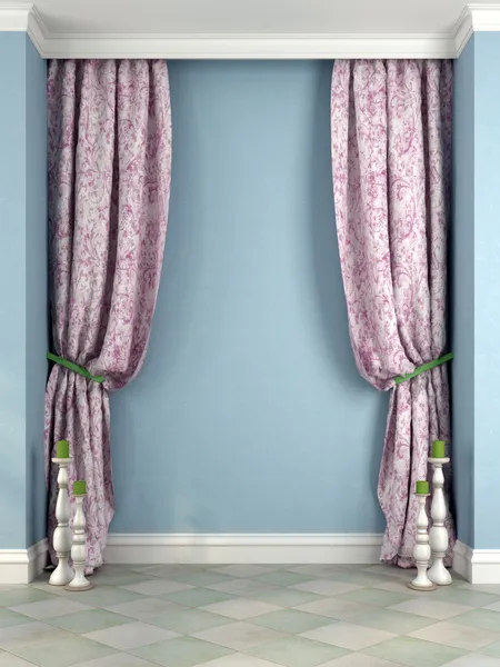 Lindas cortinas rosa e castiçais contra uma parede azul — Fotografia de Stock